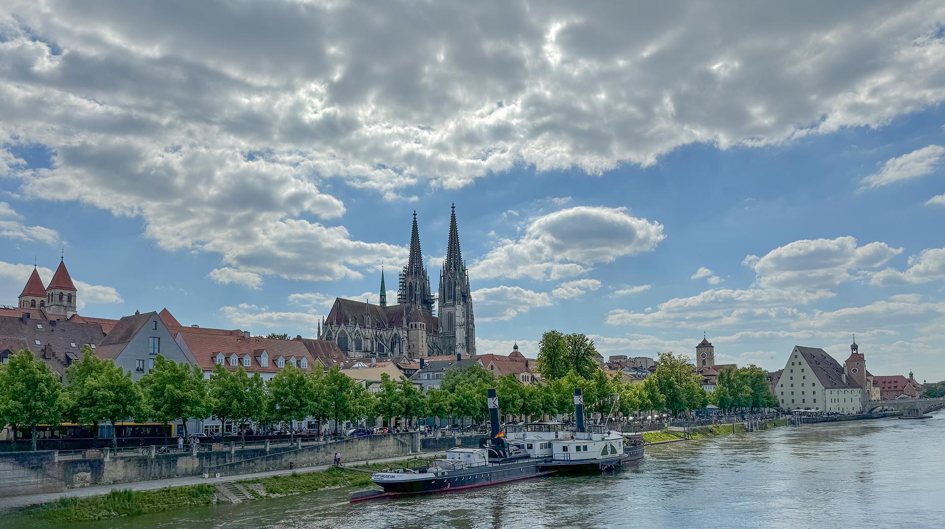 Regensburg mit Dom und Donau – KI-Beratung Regensburg